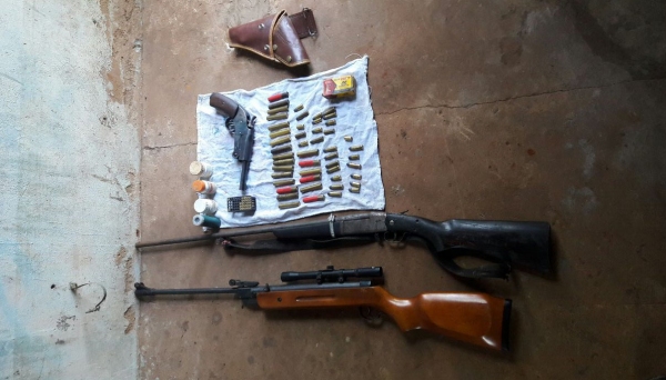 Armas e munições foram localizadas pela Polícia Ambiental em casa no Salto Botelho, em Lucélia (Foto: Cedida/Polícia Ambiental).