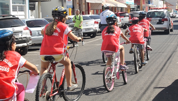 Além das orientações, houve atividade prática com os alunos realizando passeios de bicicleta junto com os policiais na área central da cidade (Foto: Assessoria de Imprensa/Lions Clube).