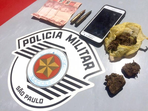 Homem de 20 anos foi preso com maconha, R$ 30 em dinheiro, um celular e duas munições intactas de fuzil (Foto: Cedida/PM).