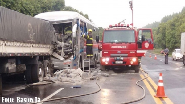 Ônibus partiu de SP e tinha como destino Bastos e Rinópolis. No momento do acidente, ônibus tinha 19 passageiros. Vítimas foram levadas para Tupã (Foto: Site Bastos Já).