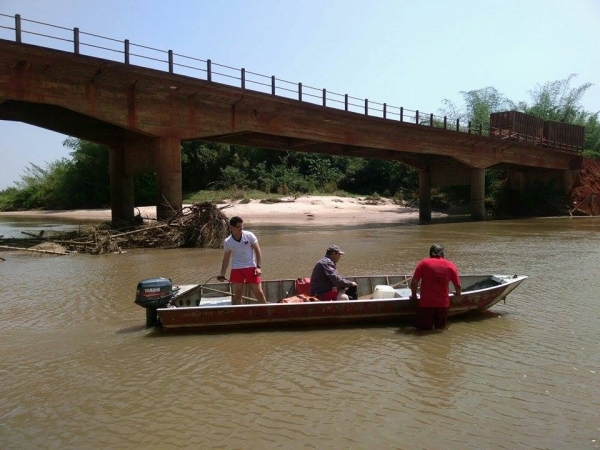 Equipe de Bombeiros foi até o rio do Peixe e retirou o corpo encontrado sobre alguns galhos nas águas (Foto: Cedida/Bombeiros/Publicada no Portal Regional)