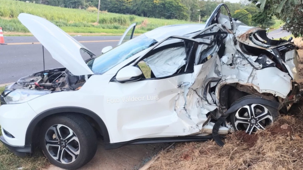 Autom?vel Honda HR-V ficou destru?do  (Foto: Valdecir Luis de Sousa).