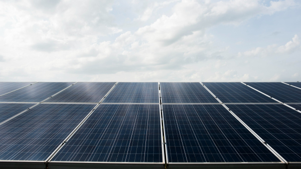 Programa vai instalar placas solares para atender im?veis p?blicos (Imagem ilustrativa/Freepik).