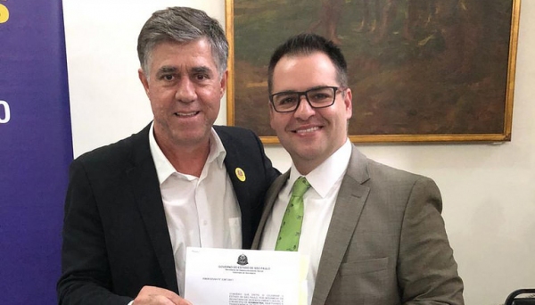 Prefeito Márcio Cardim e o secretário estadual de desenvolvimento social Gilberto Nascimento, na assinatura do convênio para construção do CCI em Adamantina (Reprodução).
