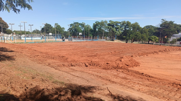 Obras de terraplanagem no local que vai receber o novo campo de grama sint?tica (Divulga??o).