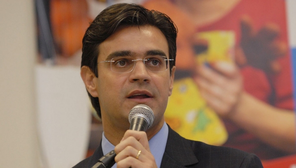 Deputado Rodrigo Garcia, hoje Secretário Estadual da Habitação, viabilizou ônibus escolar para Adamantina (Foto: Arquivo).