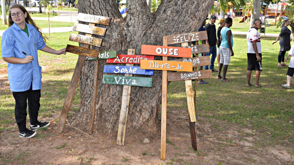 Placas antes de serem instaladas no Parque dos Pioneiros (Milton Ura/No Click com o Senhor).