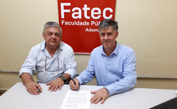 Márcio Cardim, prefeito de Adamantina assina o Convênio de Cooperação Técnico-Educacional com o diretor geral da FATEC, José Eduardo Rosilho de Figueiredo (Fotos: Assessoria de Imprensa).
