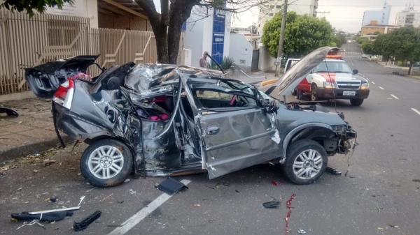 Corsa ficou destruído após o acidente, que fez uma vítima fatal (Fotos: Edir Gonçalves/Reprodução Portal Regional).