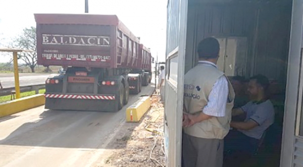 Balança do DER em Dracena fiscaliza os caminhões de carga 24h por dia na SP-294 (Foto: Lucas Mello/Arquivo JR).