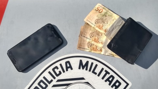 Carteira e celular furtados foram recuperados pela Polícia Militar (Foto: Cedida/PM).