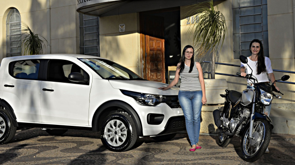 Ganhadora do carro Laryssa Beluzzo, e da moto,  Fernanda Ascencio (Milton Ura/No Click com o Senhor).