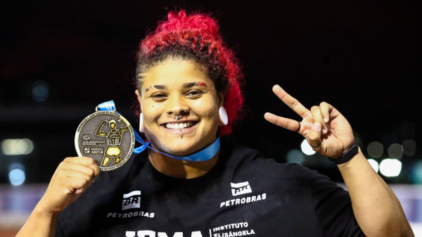 Izabela e a nova medalha conquistada no Trofeu Brasil de Atletismo (Foto: Wagner Carmo/CBAt).