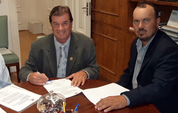 Ex-prefeito Valter Luiz Martins e o atual prefeito de Osvaldo Cruz, Edmar Mazucato (Reprodução/Prefeitura de OC).