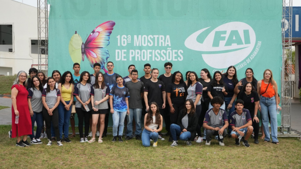 Grupo de visitantes no campus II da FAI (Divulgacao/FAI).