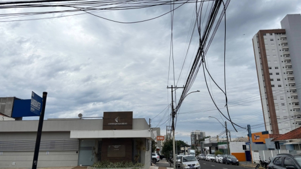 Cabos soltos em ruas de Marilia (Divulgacao/Pref. Marlia).