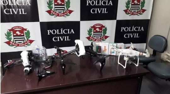 Drones apreendidos pela PolÃcia Civil durante a operação, que era utilizados para transporte de materiais a penitenciárias (Foto: Cedida/PolÃcia Civil).