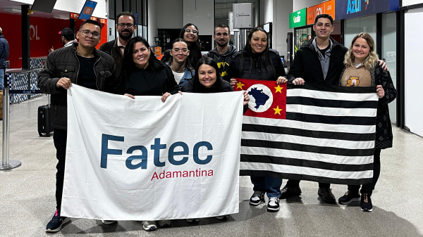 Grupo da Fatec Adamantina antes do embarque no aeroporto de Presidente Prudente (Cedida/Fatec).