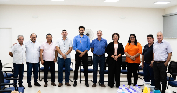Prefeitos, prefeitas e o diretor administrativo da Santa Casa (Reproducao).