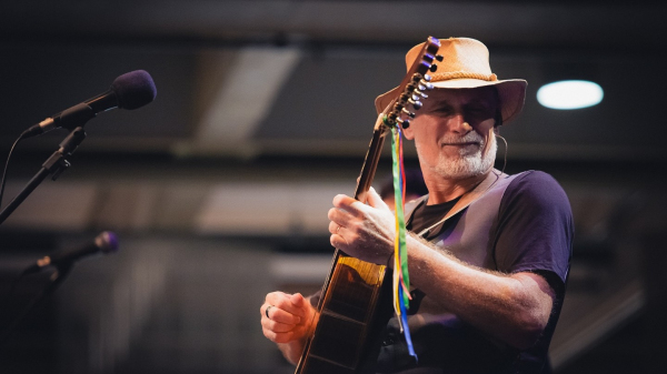 Compositor e violeiro Rodrigo Zanc se apresenta neste domingo (26) no Parque dos Pioneiros (Divulgacao).