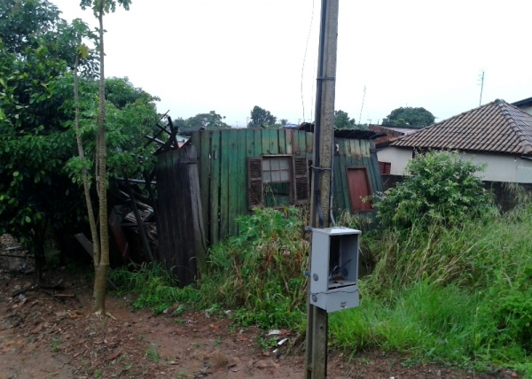Casa de madeira desmoronou na manhã de hoje, durante chuvas, em Lucélia (Foto: Cedida/Bombeiros).