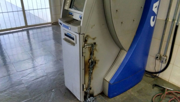 Caixa eletrônico teve lateral danificada com maçarico, na tentativa de chegar ao cofre interno (Foto: Cedida).
