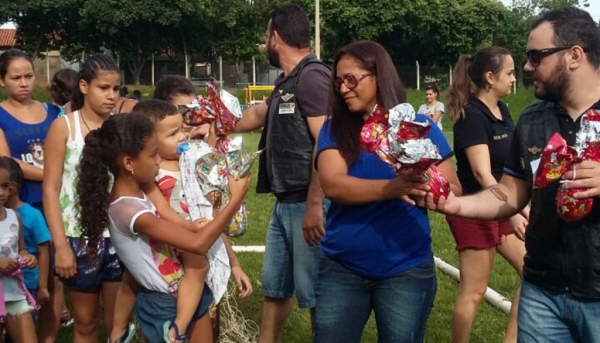Ilma Pereira e colaboradores fazem a distribuição de ovos de chocolate no Jardim Brasil (Foto: Cedida).