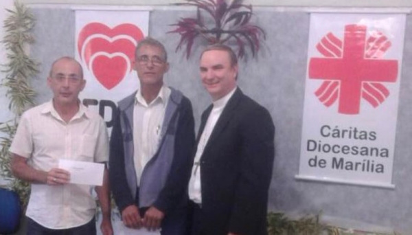 Padre José Afonso Maniscalco, o guardião José Luiz das Chagas e o bispo da Diocese de MarÃlia, Dom Luiz Antonio Cipolini (Foto: Acervo Pessoal).