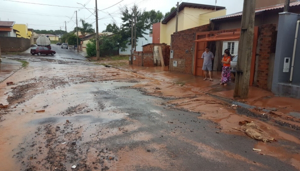 Com falhas na drenagem, água invade terrenos e arrasta outros materiais para a rua (Foto: Cedida).