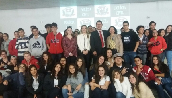 Delegados da Polícia Civil de Adamantina são recebidos pelos estudantes e professores, na palestra sobre prevenção às drogas (Foto: Cedida).
