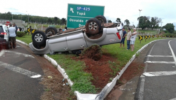 Camionete com placas de Adamantina capota no trevo de Parapuã. Quatro ocupantes do veículo saíram ilesos do acidente (Foto: Internauta/Cedida).