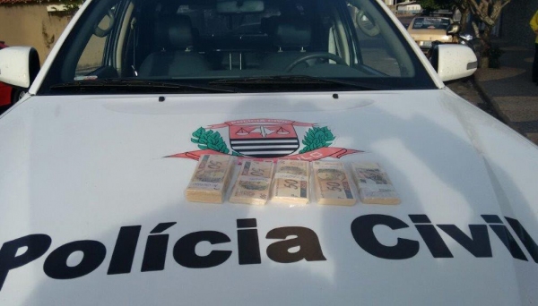Notas falsas foram apreendidas e homem foi preso, encaminhado à PolÃcia Federal em MarÃlia (Foto: Tupã NotÃcias).