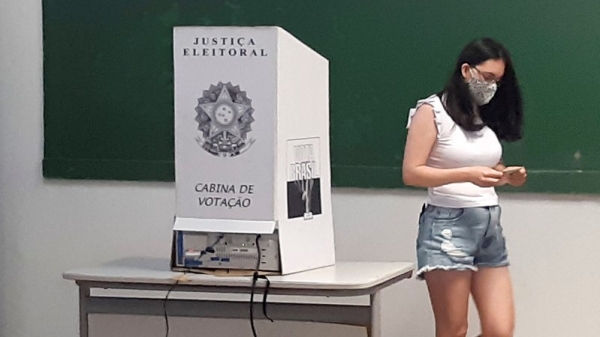 Eleitoras e eleitores devem deixar o celular com os mesários antes de votar e o aparelho deve ser entregue junto com o documento de identificação (Foto: Marcos Oliveira/Agência Senado).