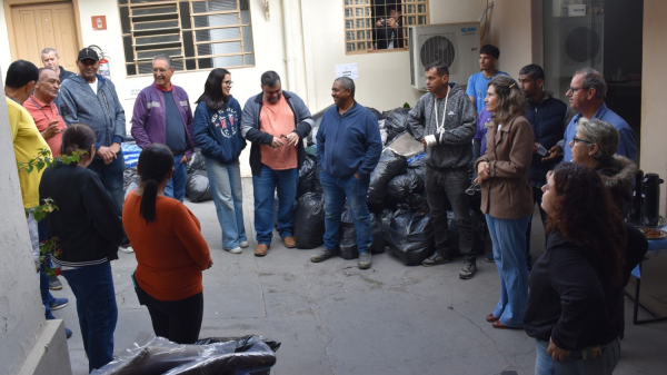 Representantes de bairros, do Fundo Social e prefeito (Reproducao/PMA).
