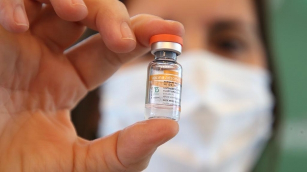 As 400 doses da Coronavac recebidas serão aplicadas em idosos de 64 anos (segunda dose) e em grávidas e puérperas (Foto: Gov SP).