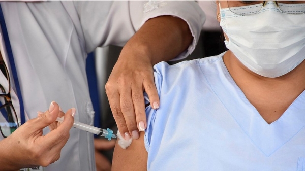 Grupo deverá receber a nova dose seis meses após o profissional ter completado o ciclo vacinal (Foto: Ministério da Saúde).