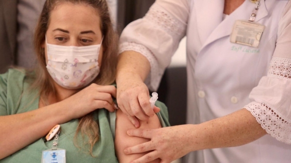 A técnica de enfermagem Francine Rita de Cassia Domingos Viana, recém-curada da doença, recebeu a primeira dose da vacina, no HC de Marília (GovSP).