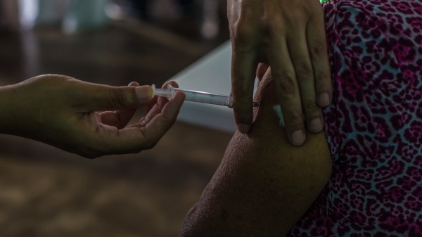 Idosos recebem doses da vacina contra a Covid-19 (Imagem: GovSP).