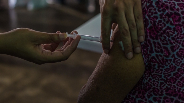 Retomada da vacinação contra a Covid-19, em Adamantina, depende das chegada de novas doses (Foto: Governo SP).