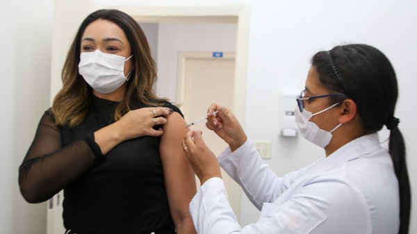 Novos públicos são vacinados contra a Covid-19 em Adamantina (Foto: GovSP).