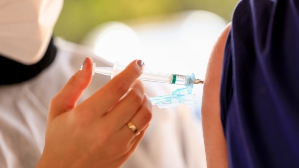 Adolescentes formam o novo grupo que começa a ser imunizado contra a Covid-19 em Adamantina (Foto: Myke Sena/MS).