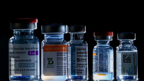 De acordo com o Ministério da Saúde, andamento da vacinação vem refletindo na redução no número de casos, óbitos e internações pela doença (Foto: Myke Sena/MS).