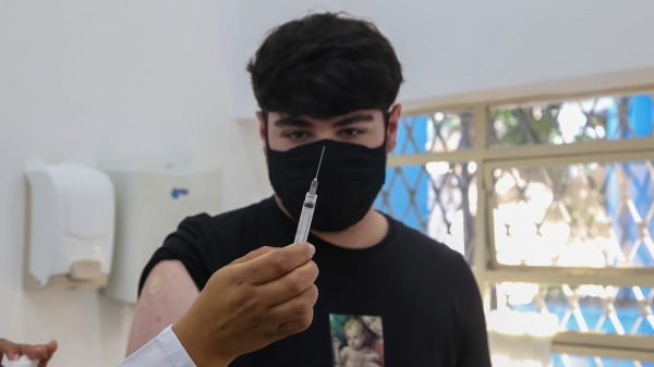 Adolescentes devem buscar a vacinação acompanhados dos pais ou responsáveis, ou com autorização por escrito (Foto: Gov SP).