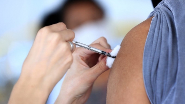 Vacinação da dose adicional deve ocorrer após intervalo de seis meses da segunda dose ou dose única recebida, tanto para idosos quanto para profissionais da saúde (Foto: Myke Sena/MS).
