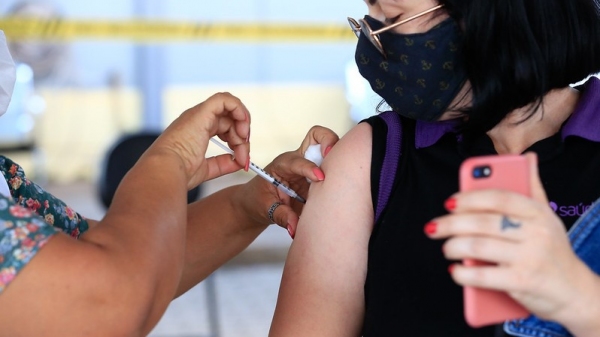 Para a dose de reforço, o Ministério da Saúde orienta que a pessoa tome um imunizante diferente do usado no esquema vacinal (Foto: Myke Sena/MS).