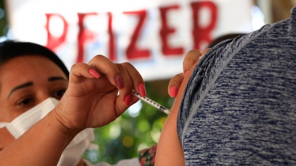 Dose de reforço deve ser aplicada quatro meses após a segunda dose, preferencialmente com a vacina da Pfizer (Foto: Myke Sena/MS).
