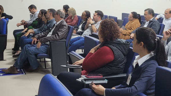 Prefeitos e gestores municipais de saude no encontro em Adamantina (Imagem: Santa Casa de Adamantina).