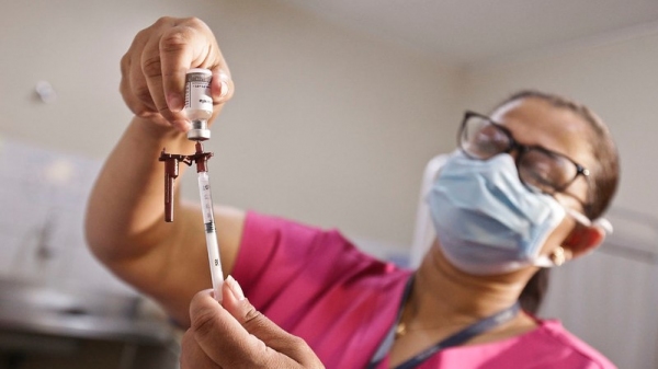 Em Adamantina, vacinação é realizada no CIS (Foto: Breno Esaki/Agência Saúde).