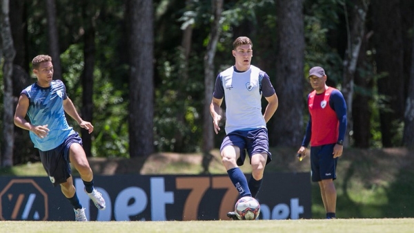 Gabriel Fascina Nader com a bola no pé, treinado por Edinho, filho do Rei Pelé (Foto: Ricardo Chicarelli/ Londrina EC).