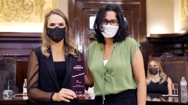 A juíza Ruth Duarte com o prêmio em mãos (Foto: Paulo Santana/TJSP).